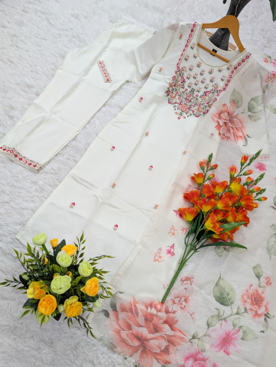 White Chanderi Kurta Set with Floral Embroidery and Dupatta 2