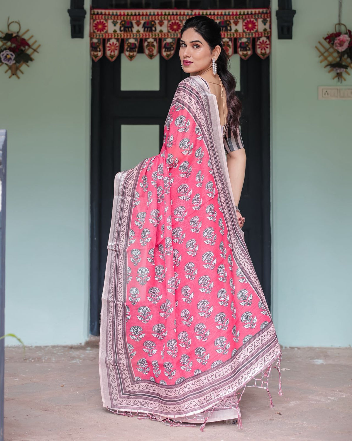 Elegant Pink &amp; Black Linen Printed Saree for Modern Women for Women