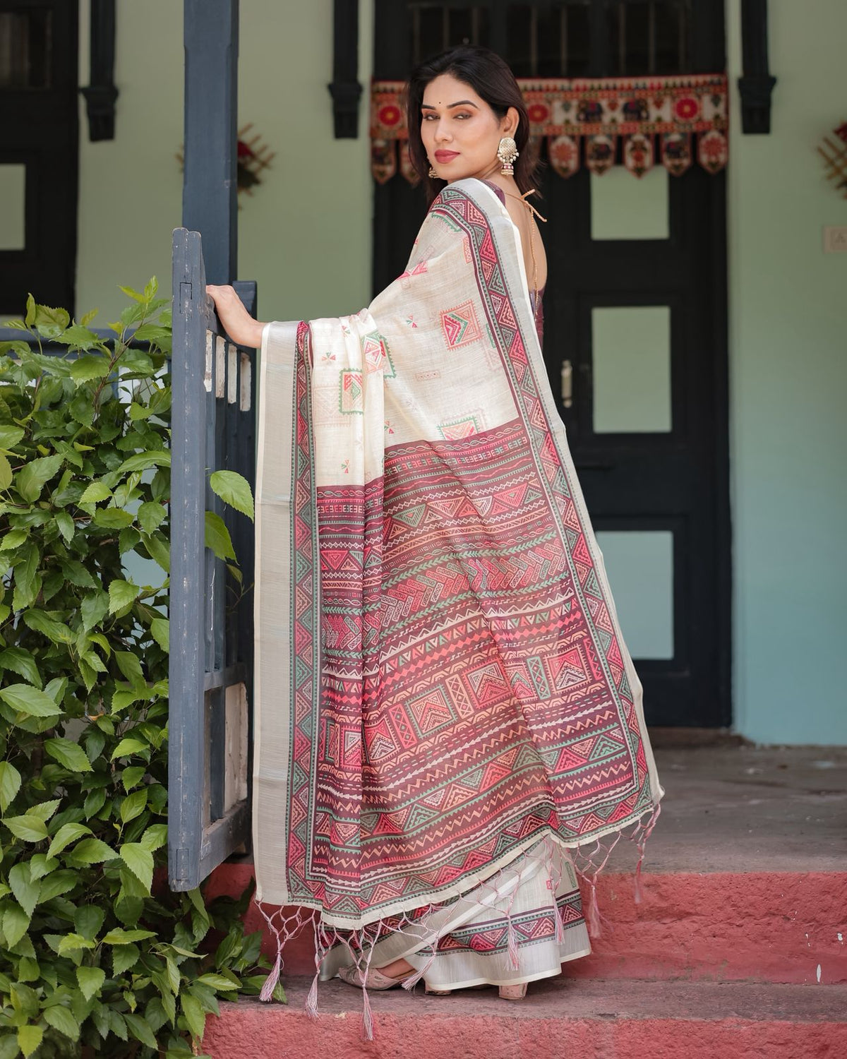 Ivory Geometric Print Pure Linen Saree with Tassel Pallu for Women