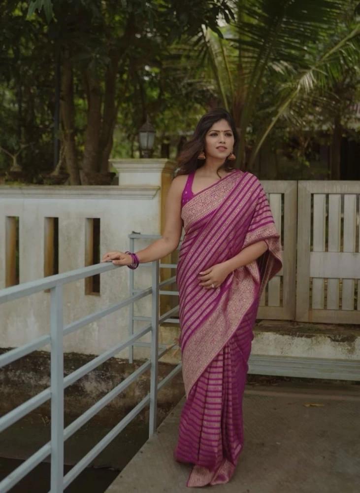 Magenta Zari Banarasi Lichi Silk Saree With Blouse for Women